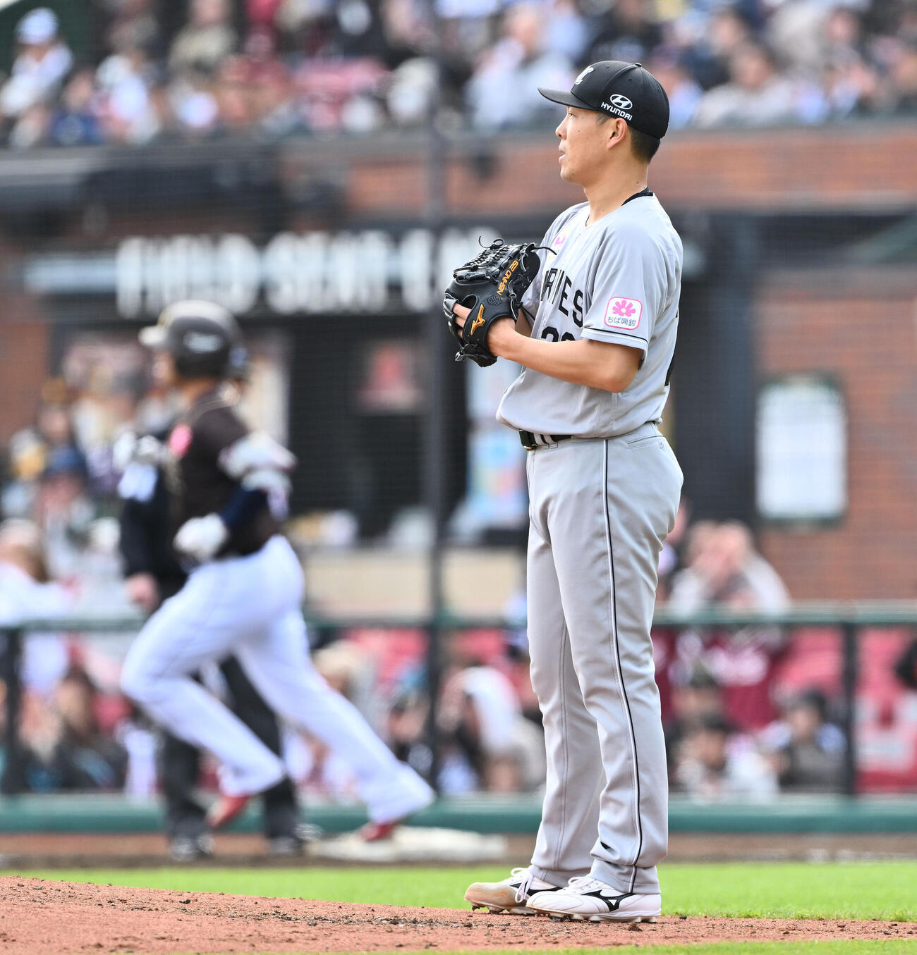 楽天対ロッテ　4回裏楽天1死、浅村栄斗（後方）にソロ本塁打を許す西野勇士（撮影・滝沢徹郎）