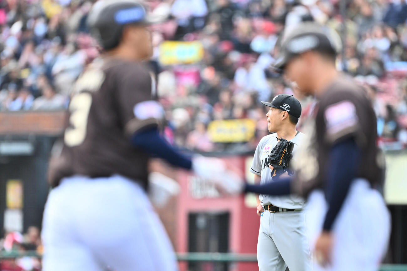 楽天対ロッテ　4回裏楽天1死、浅村栄斗（手前左）にソロ本塁打を許す西野勇士（撮影・滝沢徹郎）