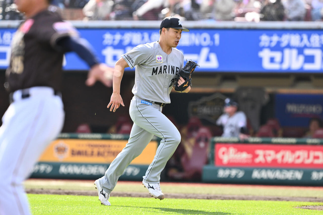 楽天対ロッテ　6回裏楽天1死一、二塁、鈴木大地に適時二塁打を許す西野勇士（撮影・滝沢徹郎）