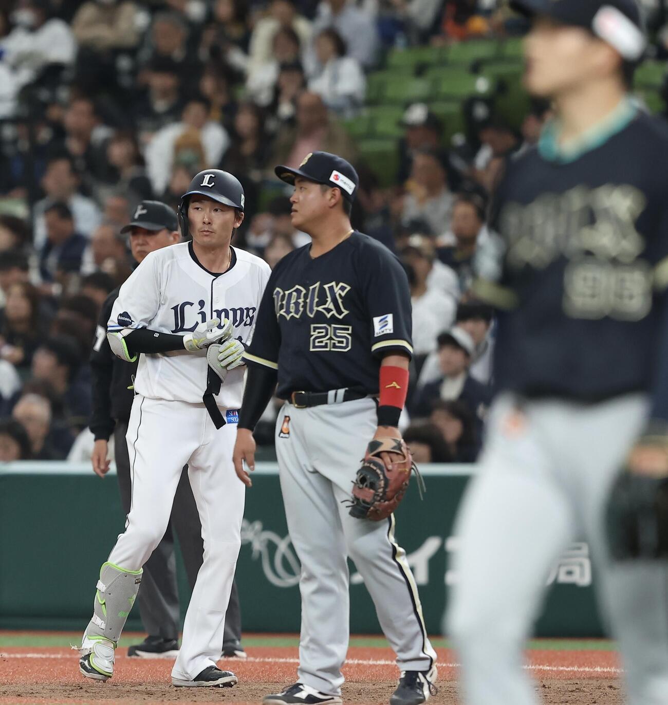 西武対オリックス　2回裏西武1死一塁、左前打を放ち出塁する源田壮亮（撮影・河田真司）