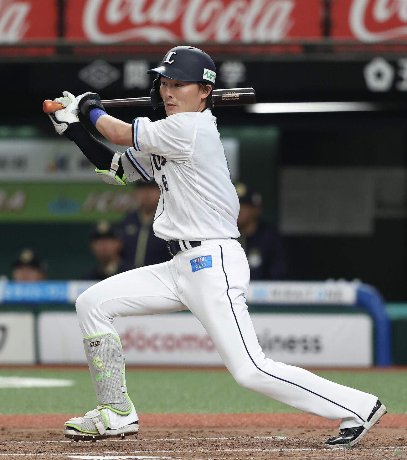 西武対オリックス　2回裏西武1死一塁、左前打を放つ源田壮亮（撮影・河田真司）