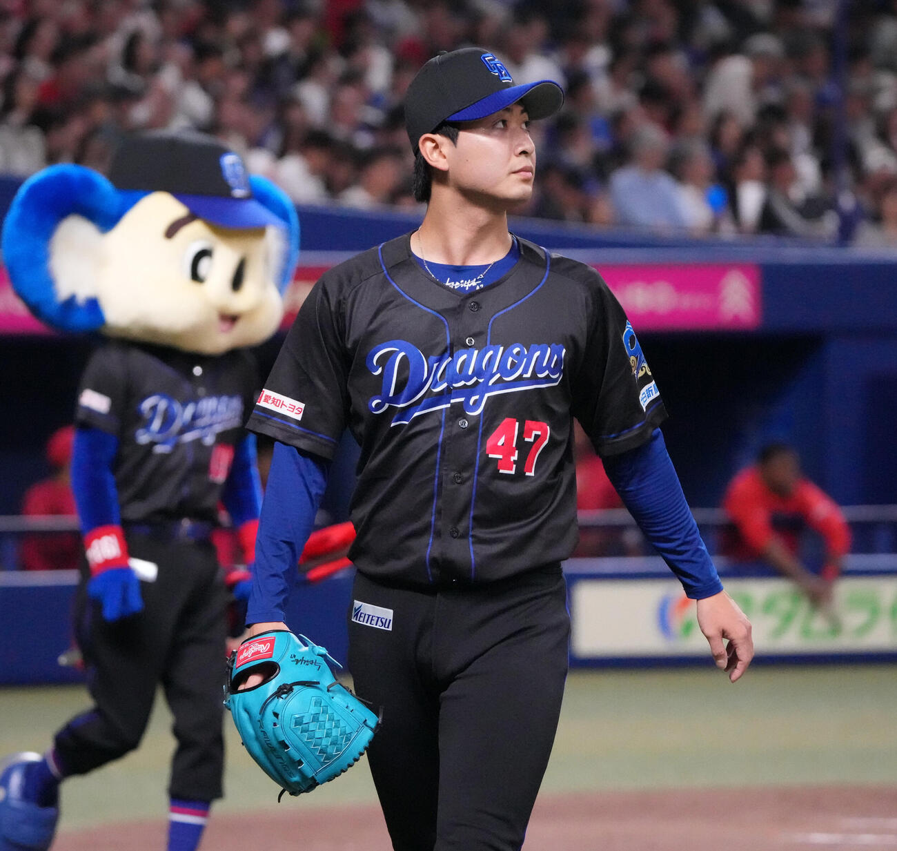 中日対広島　7回表終了、ベンチへ戻る吉田聖弥（撮影・森本幸一）