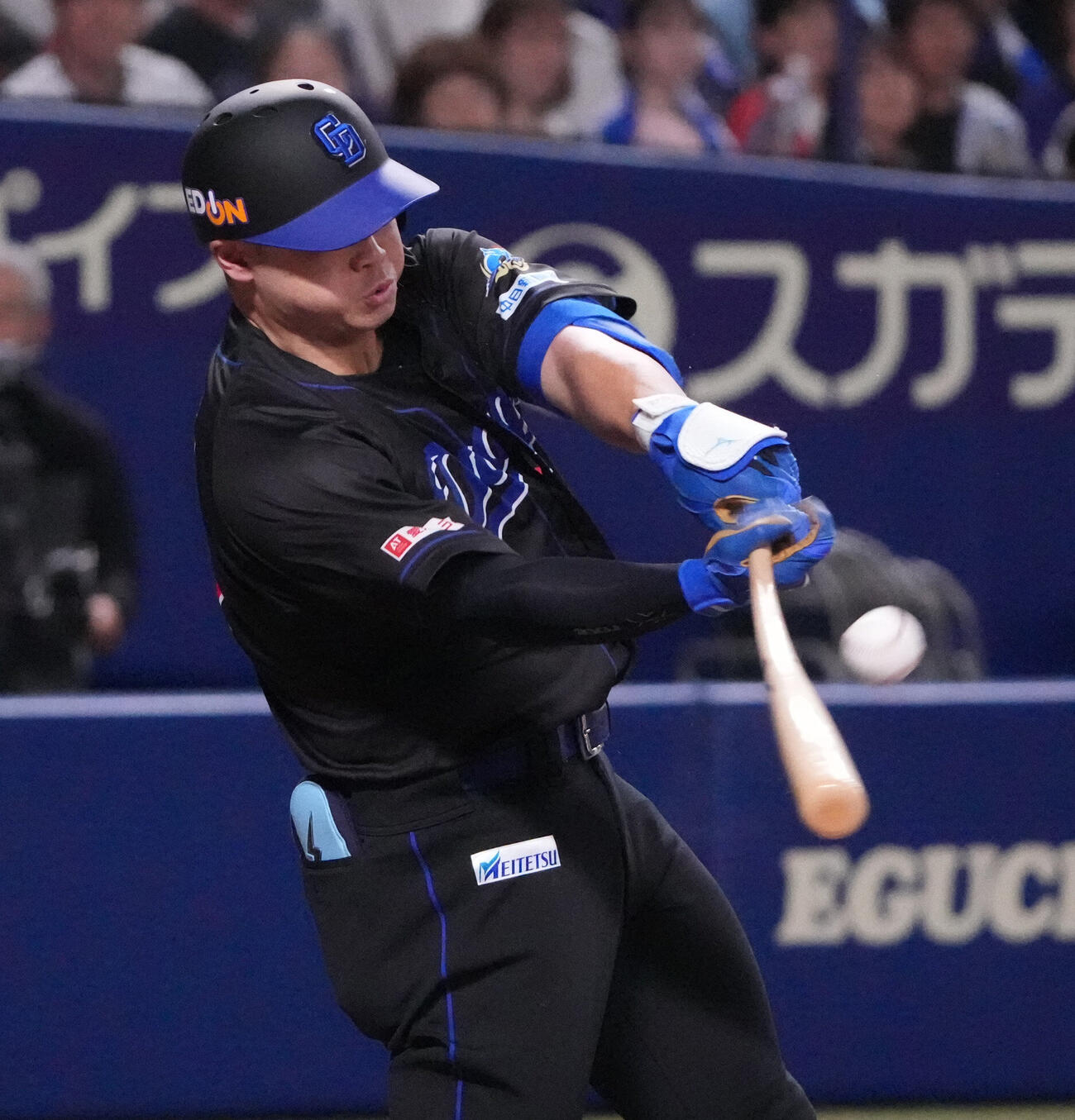 中日対広島　1回裏中日1死一、三塁、犠飛を放つ細川成也（撮影・森本幸一）