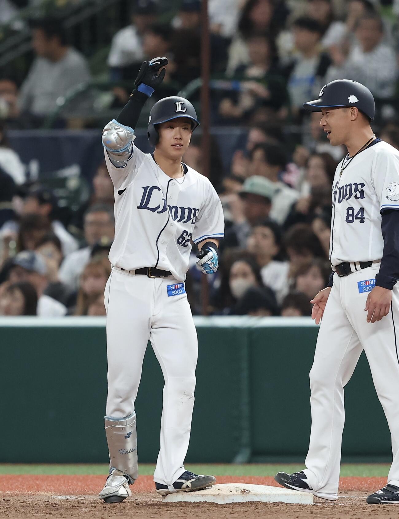 西武対オリックス　4回裏西武2死三塁、中前適時打を放ち出塁する滝沢夏央（撮影・河田真司）