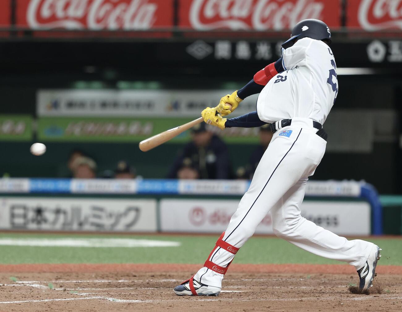 西武対オリックス　4回裏西武2死、中前打を放つカナリオ（撮影・河田真司）