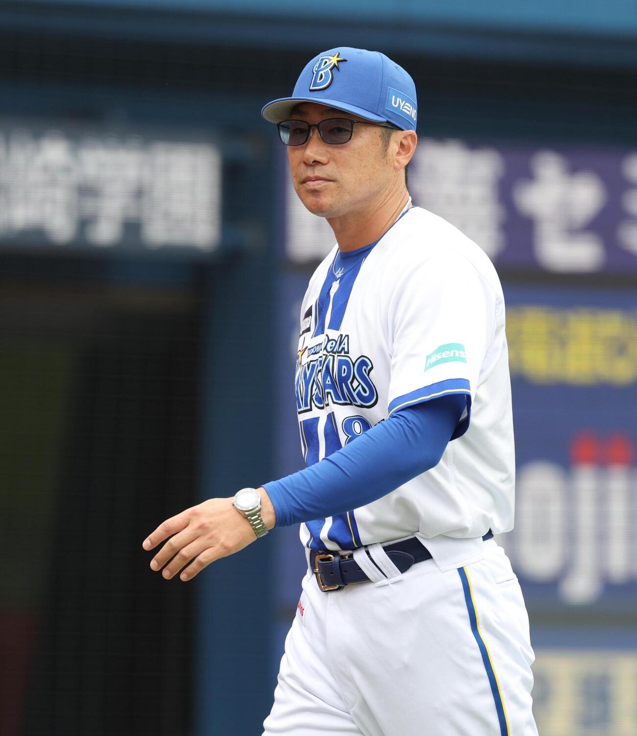 DeNA対ヤクルト　投手交代を告げる相川亮二監督（撮影・黒川智章）＝2026年5月23日