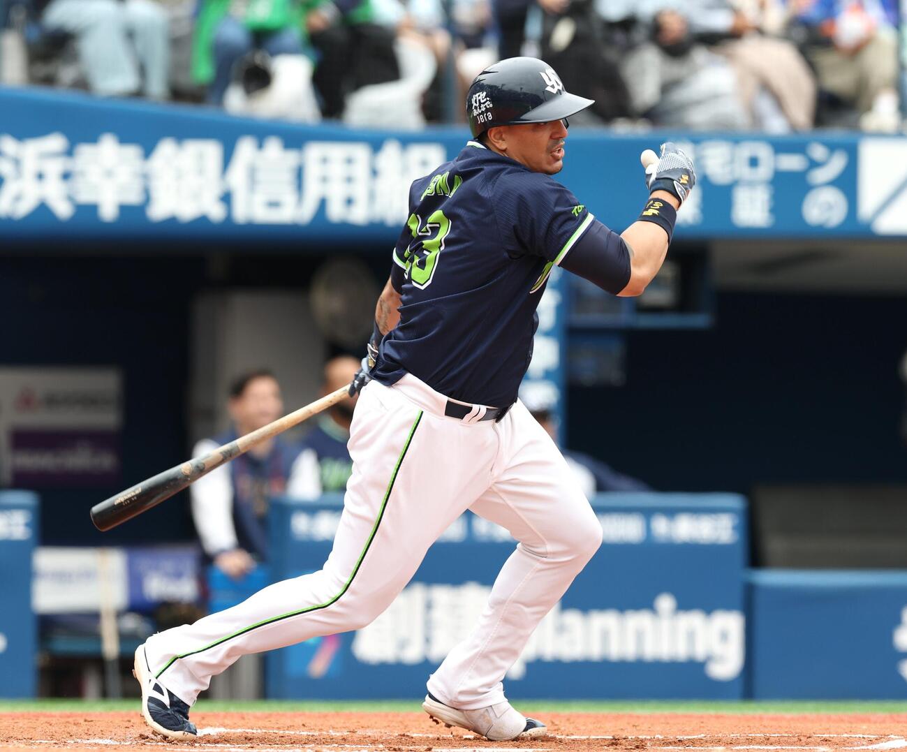 DeNA対ヤクルト　1回表ヤクルト2死二塁、適時打を放つオスナ（撮影・黒川智章）