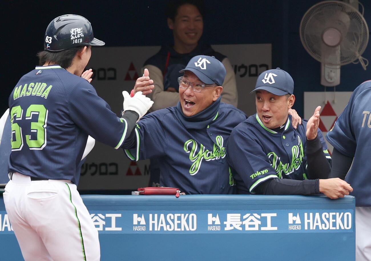 DeNA対ヤクルト　1回表、生還した増田珠を出迎える池山隆寛監督（中央）（撮影・黒川智章）