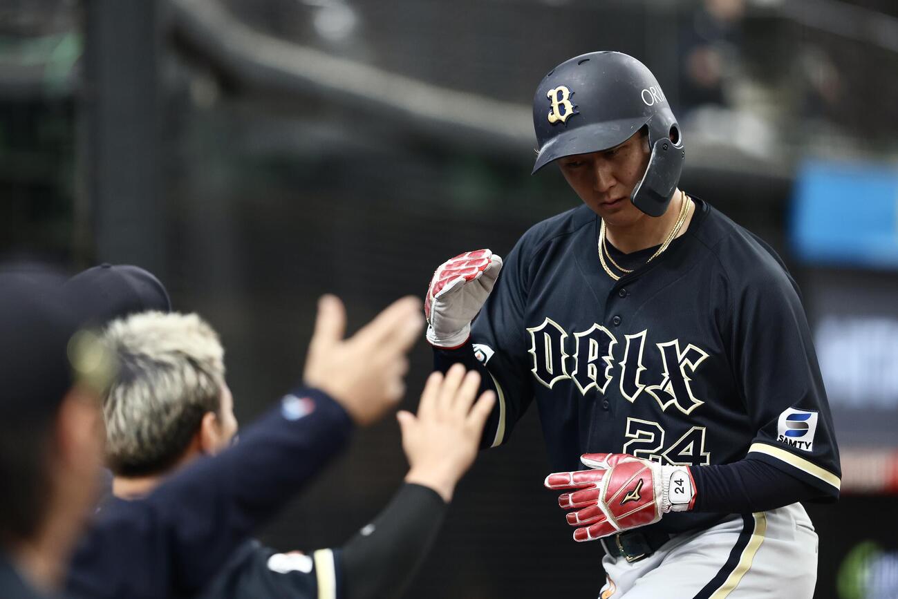 西武対オリックス　5回表オリックス1死二、三塁、渡部遼人の右前適時打で生還する紅林弘太郎（撮影・河田真司）