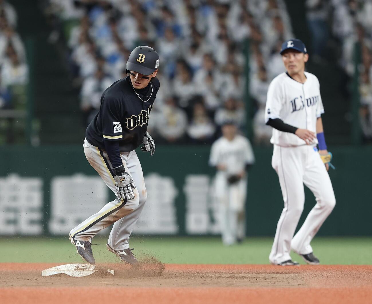 西武対オリックス　5回表オリックス1死一、三塁、二盗を決める渡部遼人（撮影・河田真司）