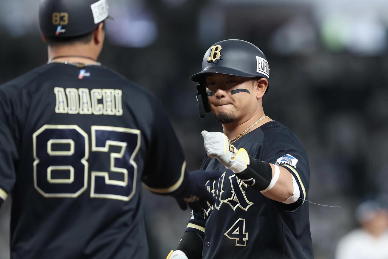 西武対オリックス　6回表オリックス1死、右前打を放ち出塁する森友哉（撮影・河田真司）