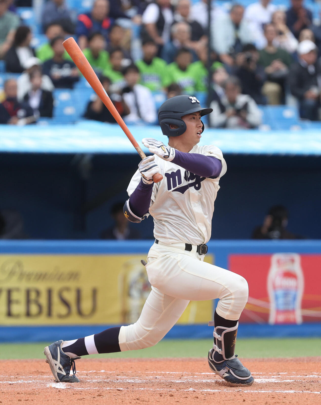 6大学野球　明大対法大　延長11回表明大2死一塁、光弘帆高は適時二塁打を放つ（撮影・柴田隆二）