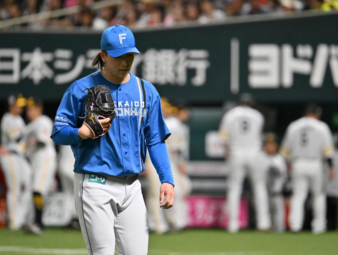 ソフトバンク対日本ハム　3回裏終了後、厳しい表情でベンチに戻る細野晴希（撮影・林敢治）