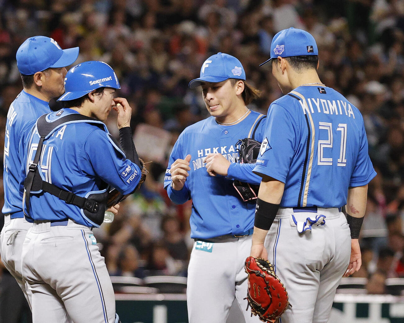 3回、ソフトバンクに同点を許した細野（右から2人目）のもとに集まる日本ハムナイン＝みずほペイペイドーム（共同）