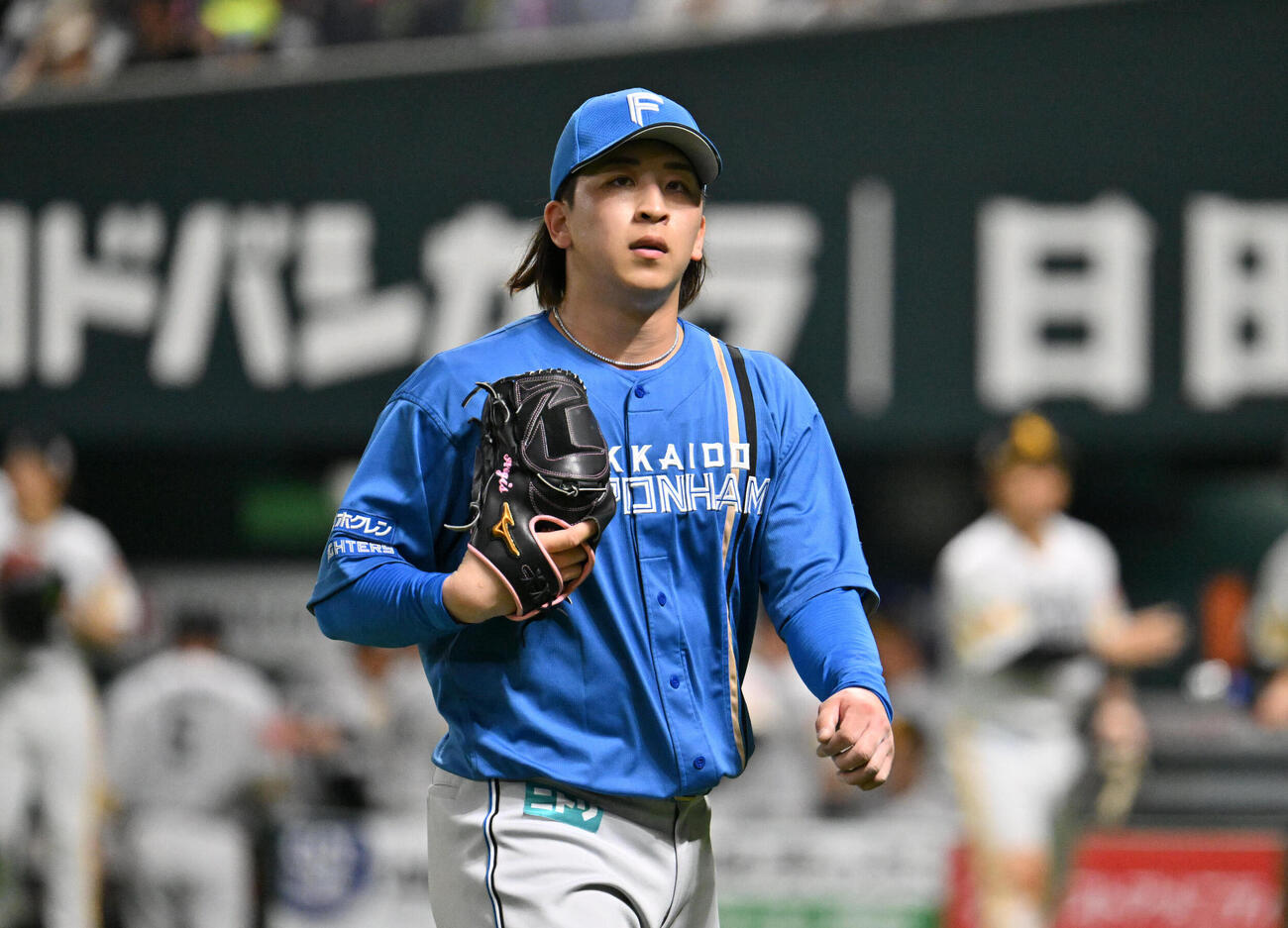 ソフトバンク対日本ハム　3回裏終了後、厳しい表情でベンチに戻る細野晴希（撮影・林敢治）