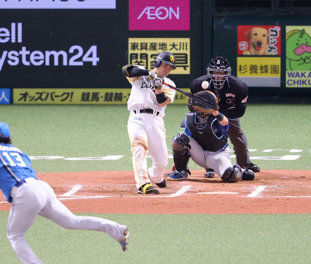 ソフトバンク対日本ハム　6回裏ソフトバンク1死二、三塁、近藤健介は左越えに適時二塁打を放つ（撮影・梅根麻紀）