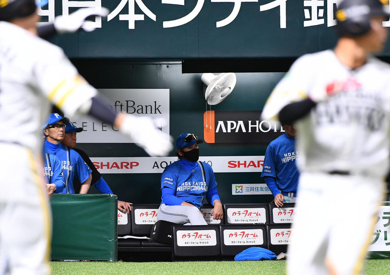 ソフトバンク日本ハム　6回裏ソフトバンク1死二、三塁、近藤健介に2点適時二塁打を打たれ、グラウンドを見つめる新庄剛志監督（中央）（撮影・岩下翔太）
