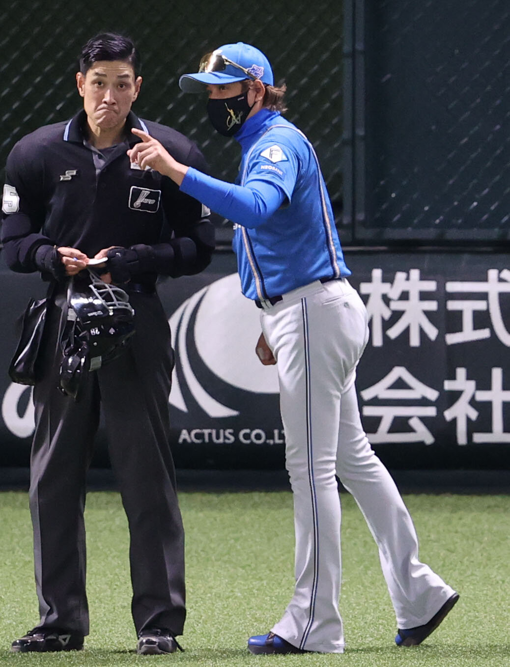 ソフトバンク対日本ハム　主審に選手交代を告げる日本ハム新庄剛志監督（撮影・梅根麻紀）