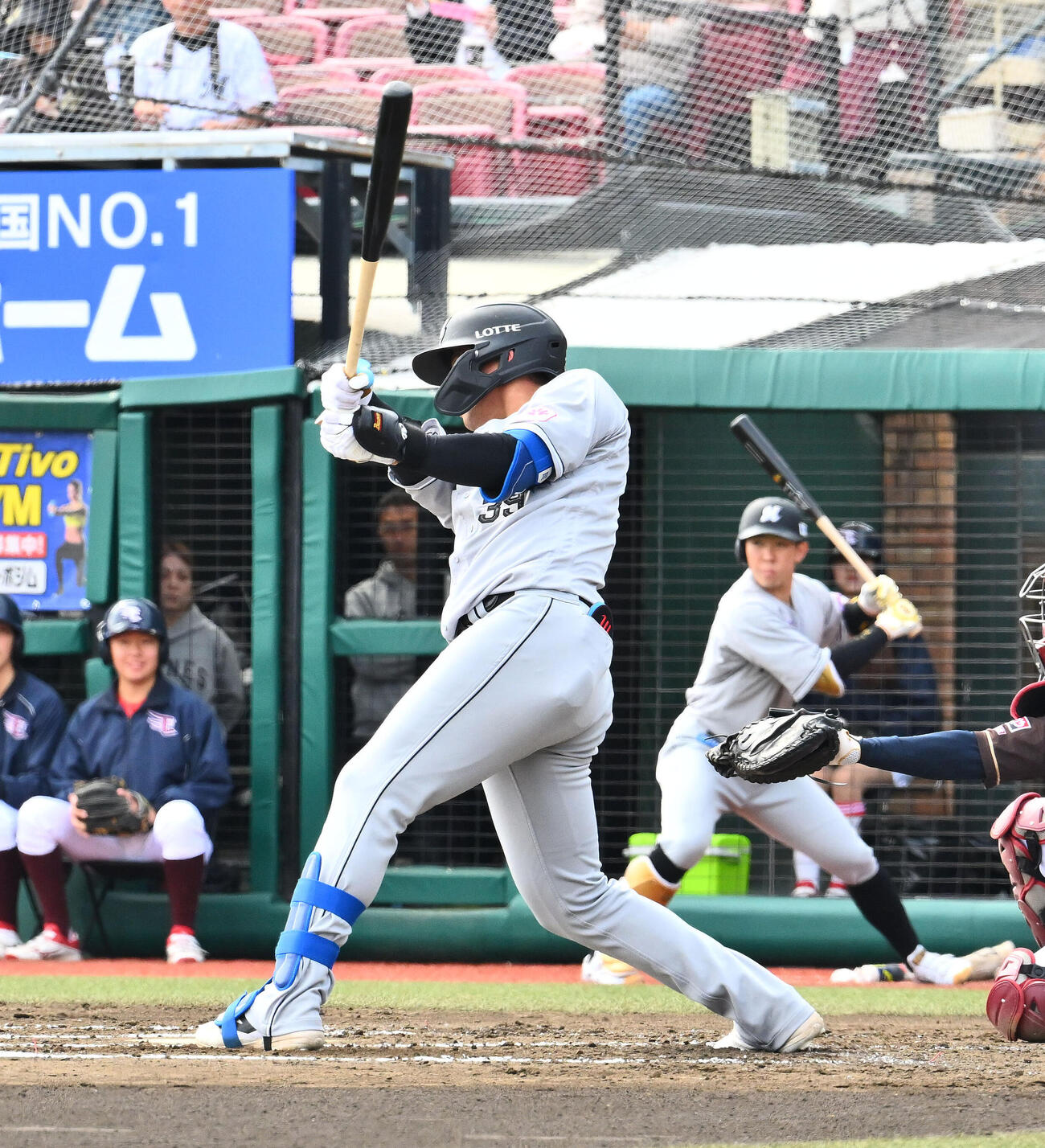 楽天対ロッテ　3回表ロッテ無死、井上広大は右中間へソロ本塁打を放つ（撮影・滝沢徹郎）