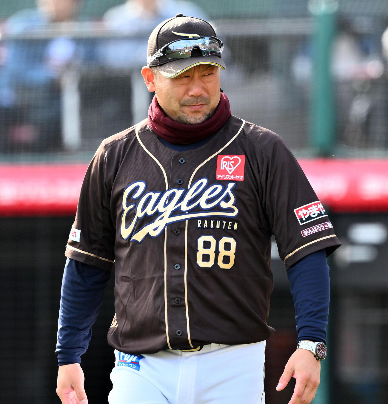 楽天対ロッテ　交代を伝える楽天三木肇監督（撮影・滝沢徹郎）