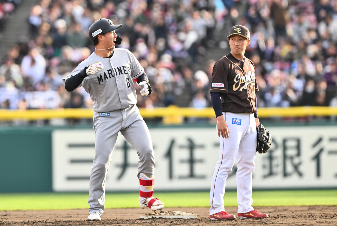 楽天対ロッテ　9回表ロッテ1死二塁、西川史礁（左）は適時打を放ちベンチへ向かってポーズを決める。二塁手小深田大翔（撮影・滝沢徹郎）