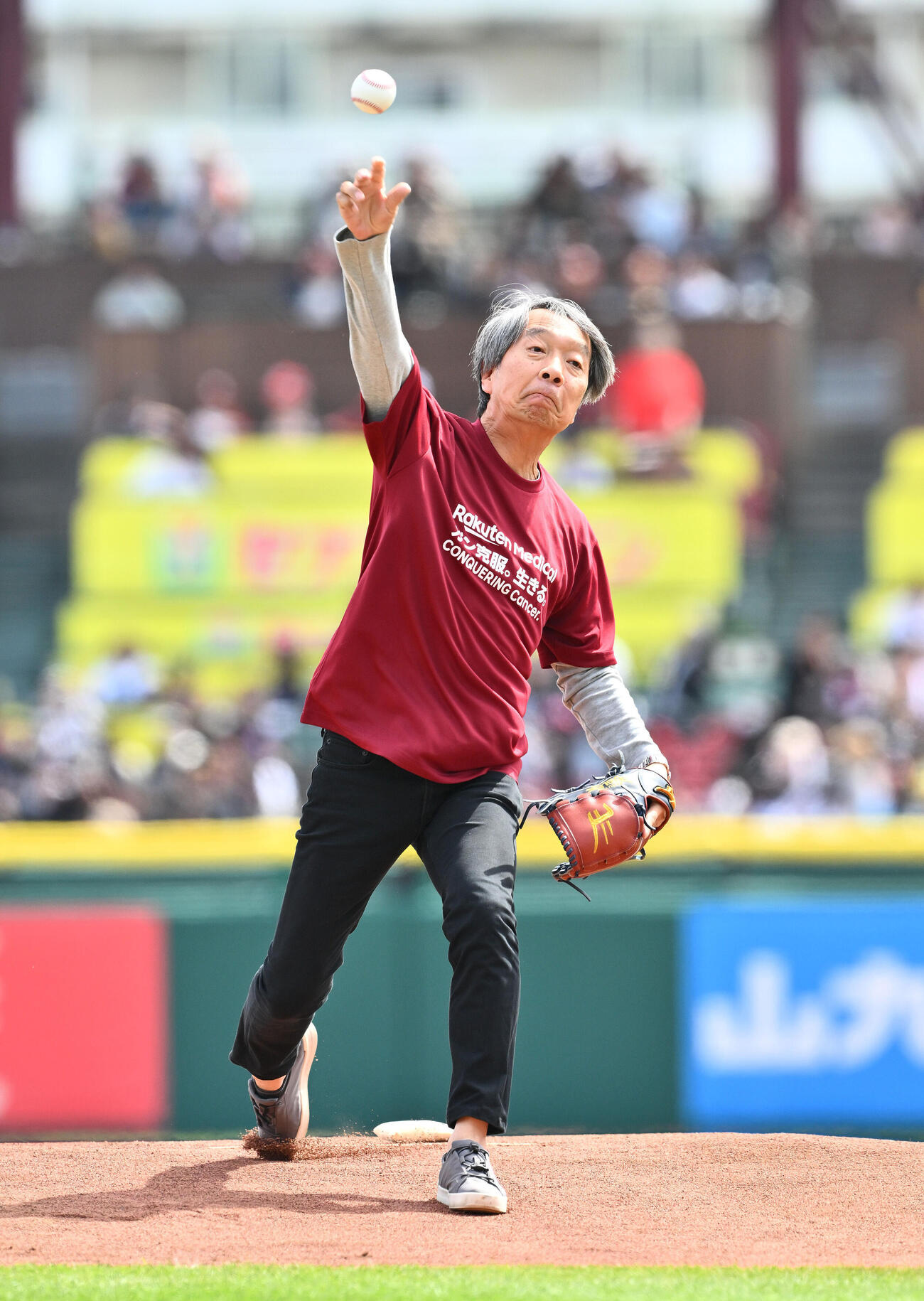 楽天対ロッテ　始球式で投球する見栄晴（撮影・滝沢徹郎）