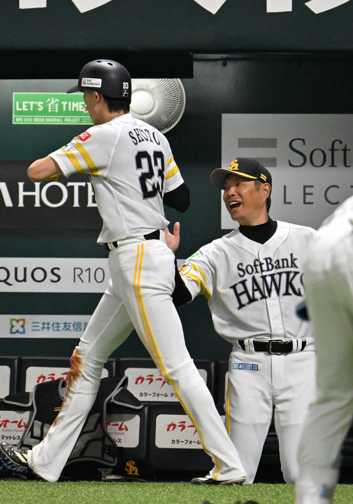 ソフトバンク対日本ハム　3回裏ソフトバンク2死満塁、生還した周東佑京（左）とタッチを交わす小久保裕紀監督（撮影・林敢治）