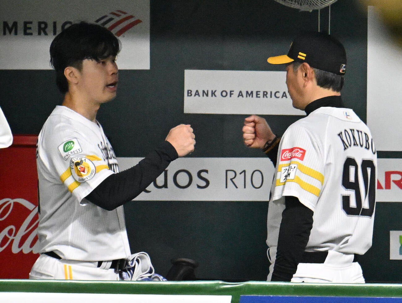ソフトバンク対日本ハム　5回終了後、グータッチを交わす松本晴（左）と小久保裕紀監督（撮影・林敢治）