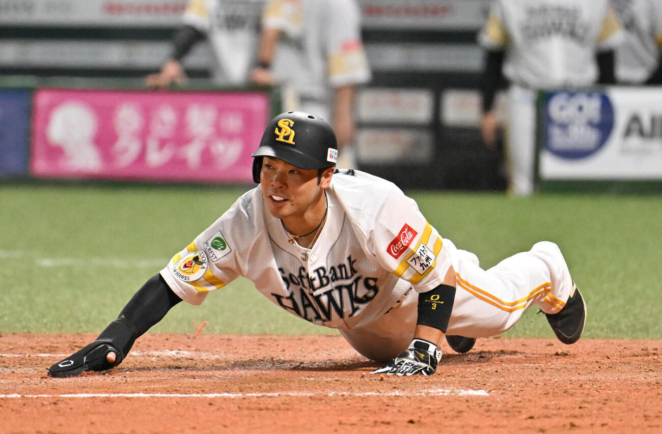 ソフトバンク対日本ハム　3回裏ソフトバンク2死満塁、柳田悠岐の適時打で生還する近藤健介（撮影・林敢治）
