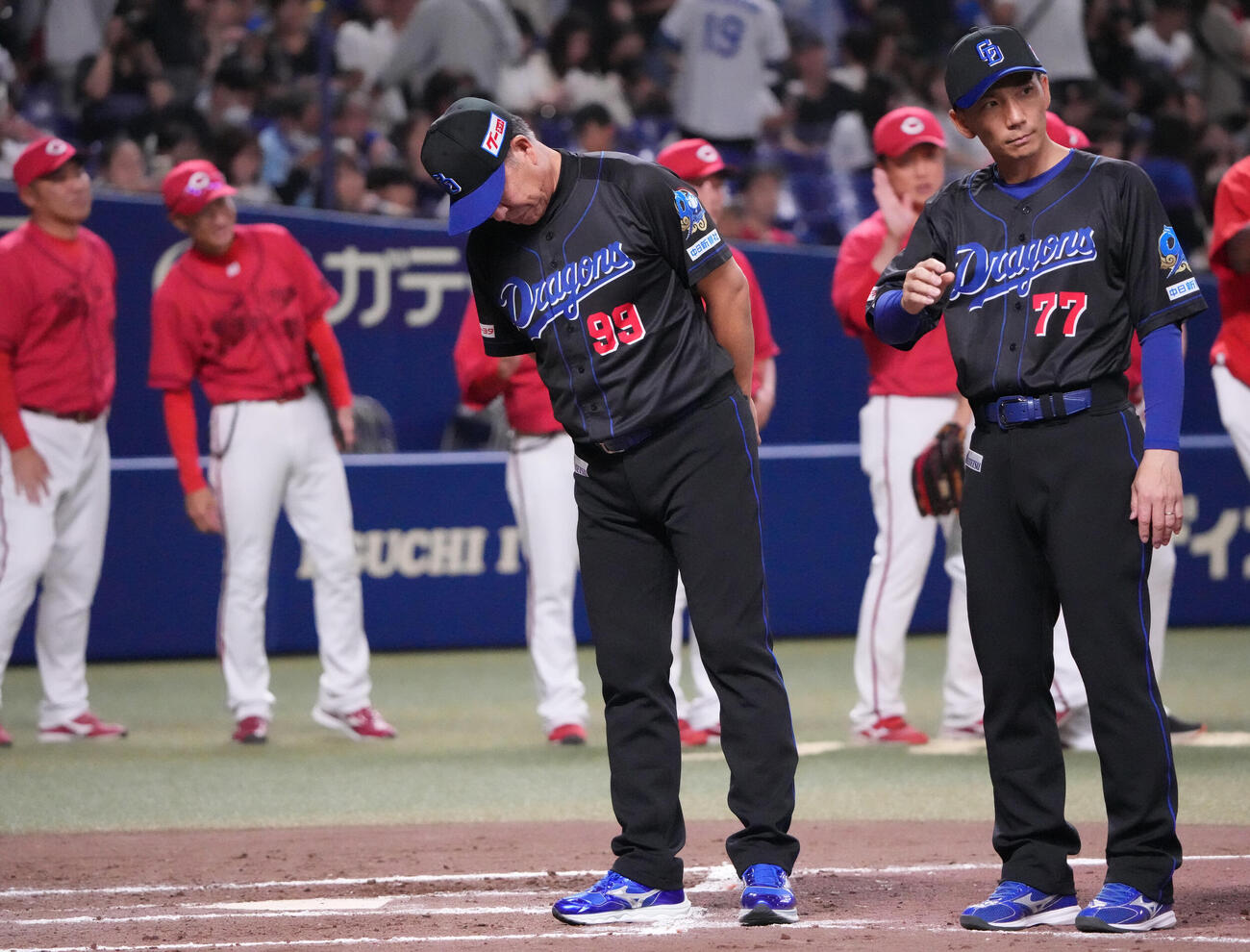 中日対広島　試合終了、井上一樹監督（手前・左）は整列しあいさつをする（撮影・森本幸一）