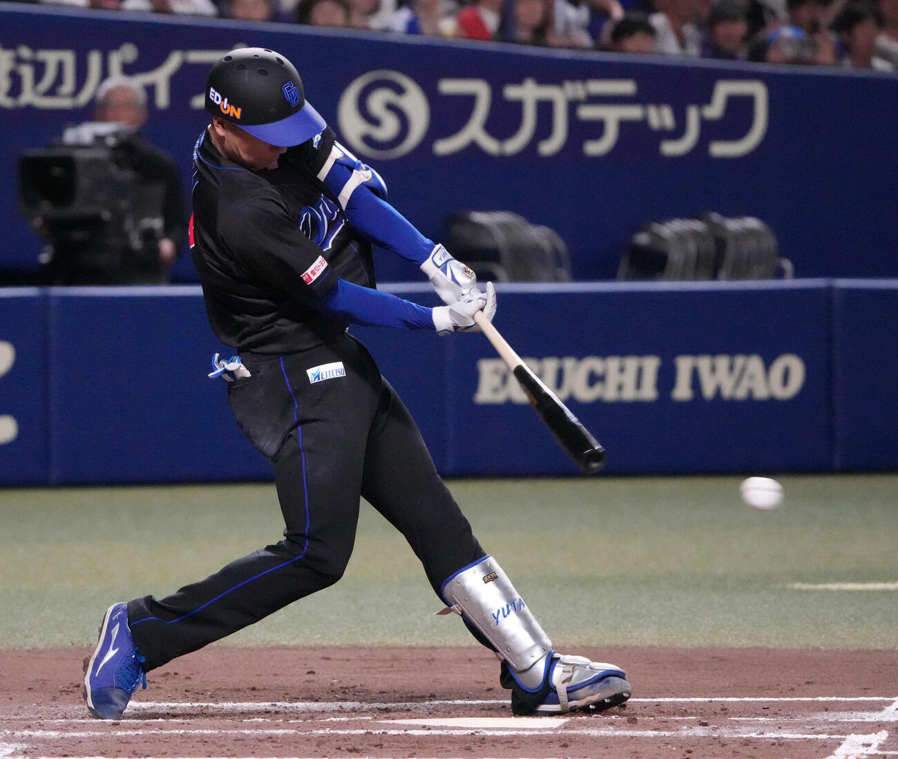 中日対広島　1回裏中日2死二、三塁、適時打を放つ石伊雄太（撮影・森本幸一）