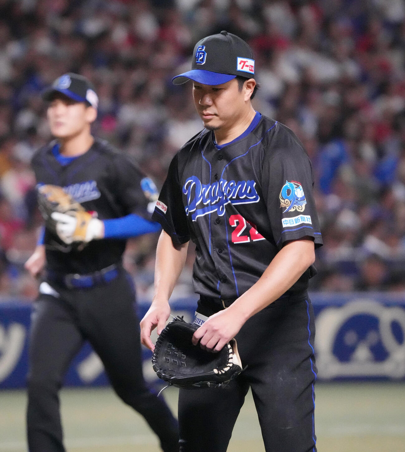 中日対広島　1回表終了、ベンチへ戻る中日先発の大野雄大（右）（撮影・森本幸一）