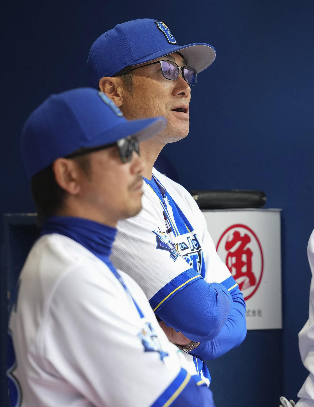 1回、渋い表情で試合を見守るDeNA・相川監督（後方）（共同）