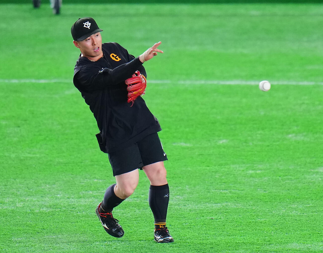 巨人対阪神　試合前内野ノックを受ける巨人浅野翔吾（撮影・垰建太）