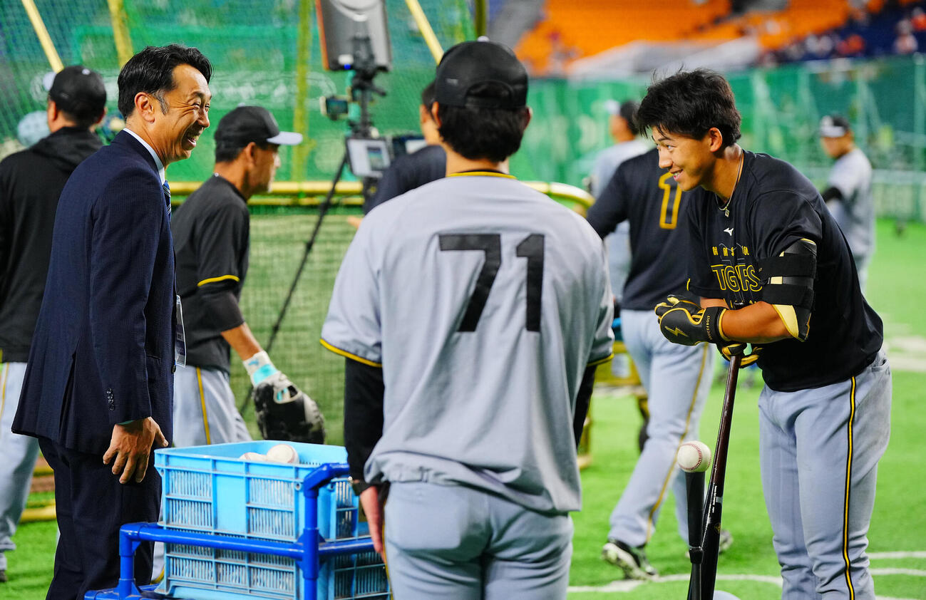 巨人対阪神　試合前、言葉を交わす阪神立石正広（右）と宮本慎也氏（撮影・垰建太）
