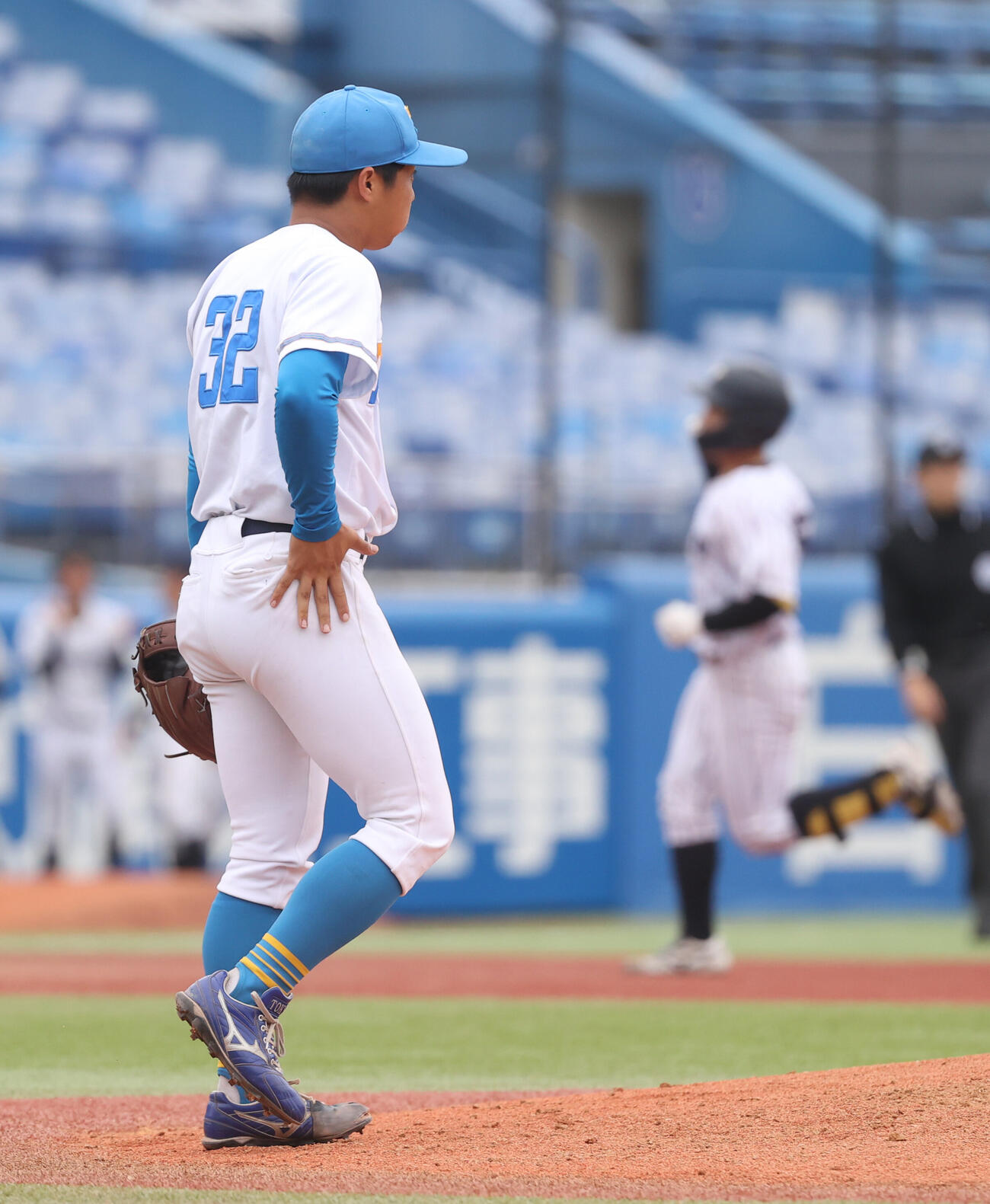 6大学野球　立大対東大　2回表立大1死満塁、伊与田恭佑に満塁本塁打を浴びた東大・松本慎之介（撮影・柴田隆二）
