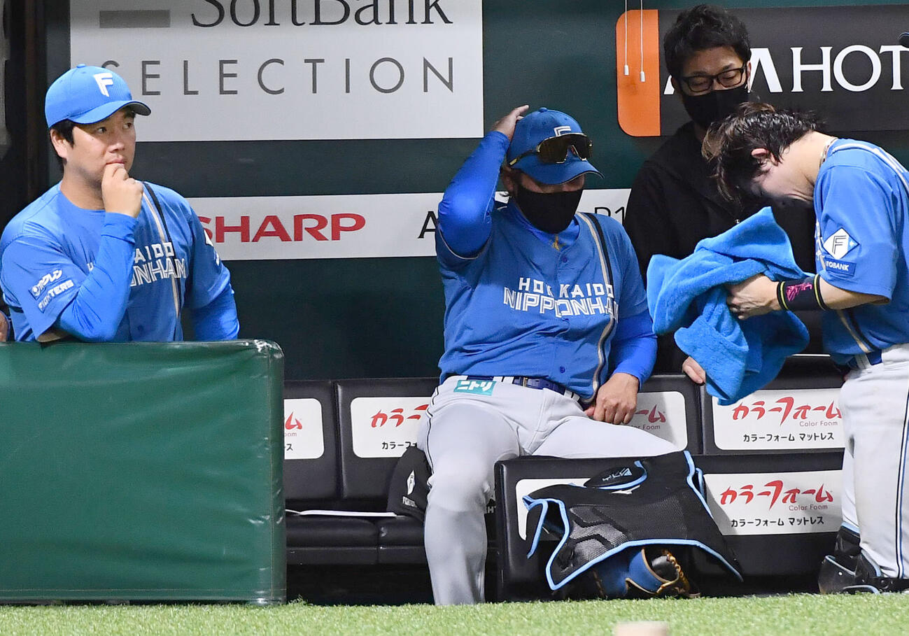 ソフトバンク日本ハム　3回裏終了後、4失点で逆転を許しベンチで肩を落とす新庄剛志監督（中央）（撮影・岩下翔太）