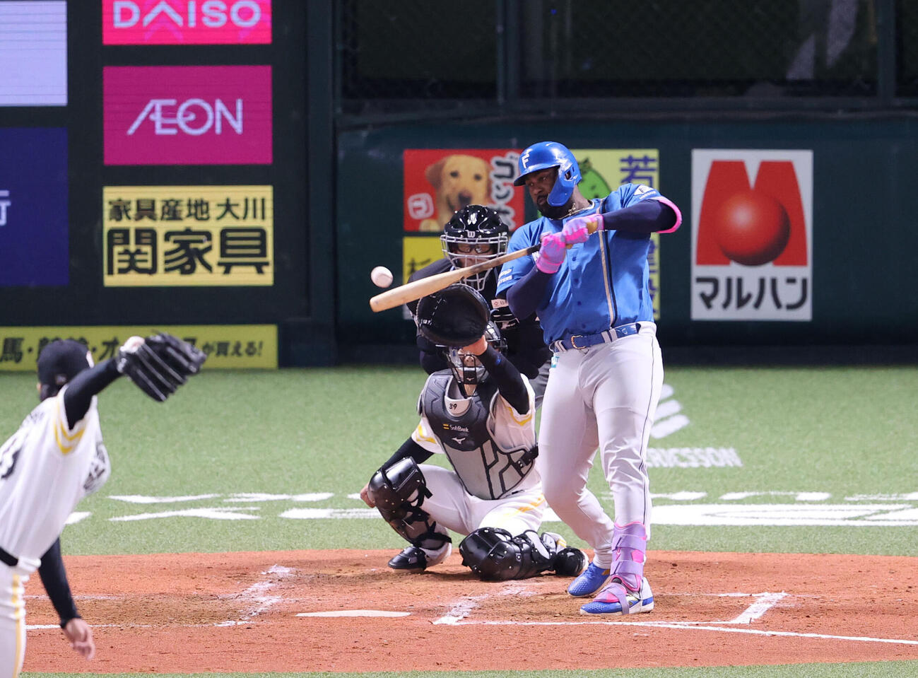 ソフトバンク対日本ハム　3回表日本ハム1死一塁、レイエスは右前打を放つ（撮影・梅根麻紀）