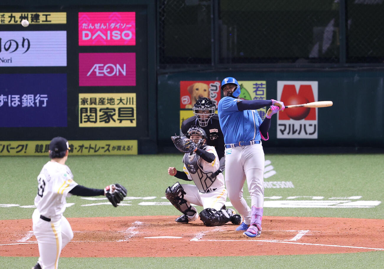 ソフトバンク対日本ハム　3回表日本ハム1死一塁、レイエスは右前打を放つ（撮影・梅根麻紀）