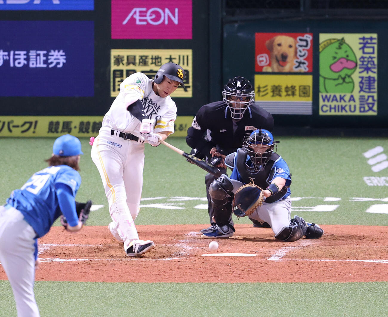 ソフトバンク対日本ハム　3回裏ソフトバンク2死満塁、柳田悠岐は中前に勝ち越しとなる2点適時打を放つ（撮影・梅根麻紀）