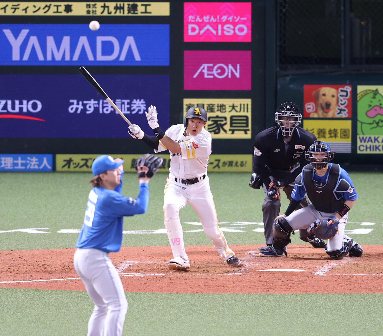 ソフトバンク対日本ハム　3回裏ソフトバンク2死満塁、柳田悠岐は中前に勝ち越しとなる2点適時打を放つ（撮影・梅根麻紀）