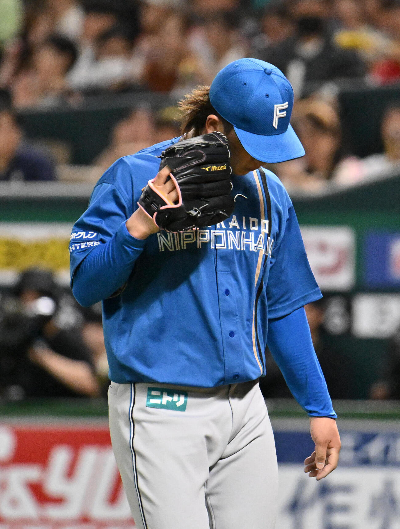 ソフトバンク対日本ハム　3回裏終了後、厳しい表情でベンチに戻る細野晴希（撮影・林敢治）