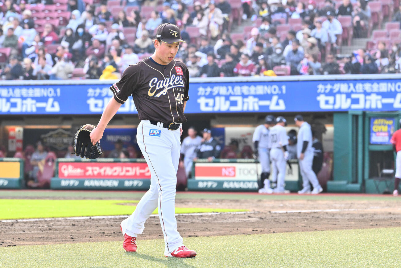 楽天対ロッテ　9回表途中で降板する楽天藤平尚真（撮影・滝沢徹郎）