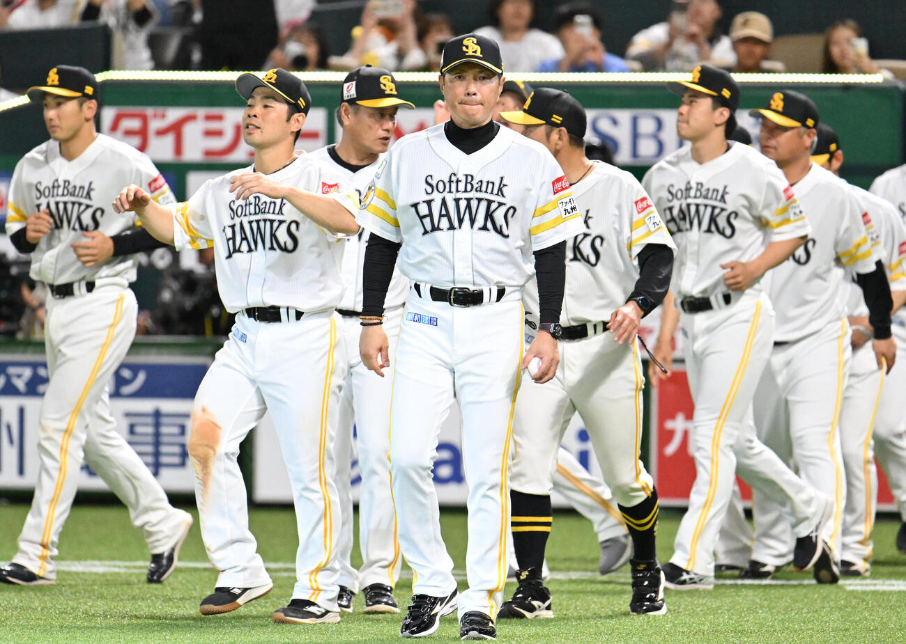 ソフトバンク対日本ハム　勝利を収めたソフトバンクナイン、中央は小久保裕紀監督（撮影・林敢治）