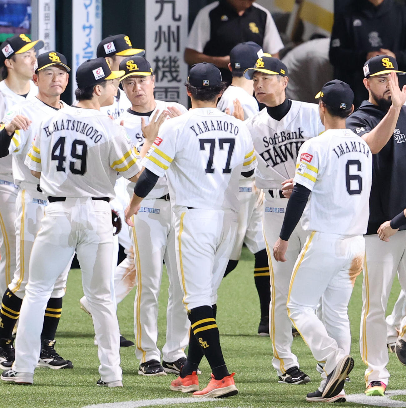 ソフトバンク対日本ハム　勝利投手の松本晴からウイニングボールを贈られるソフトバンク小久保裕紀監督（撮影・梅根麻紀）