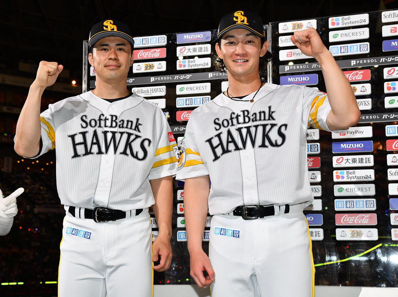 ソフトバンク日本ハム　日本ハムに勝利し、お立ち台でガッツポーズするソフトバンク松本晴（左）と正木智也（撮影・岩下翔太）