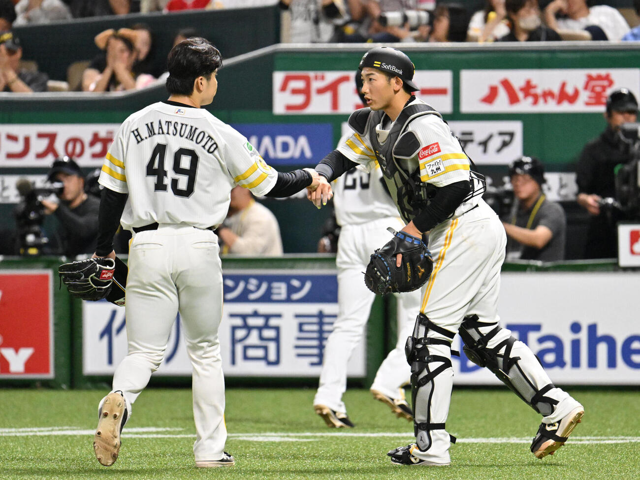 ソフトバンク対日本ハム　2回表終了後、松本晴（左）と話す山本祐大（撮影・林敢治）
