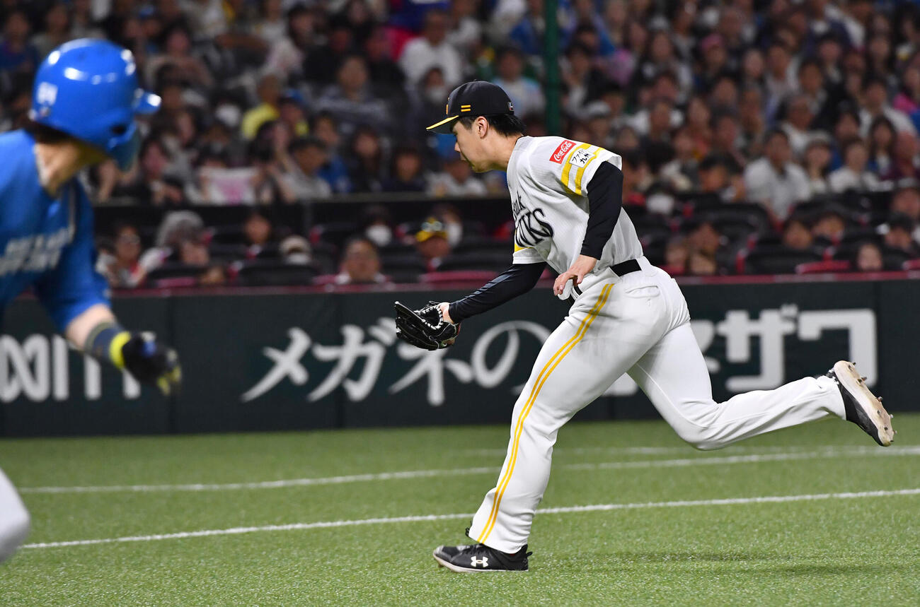 ソフトバンク日本ハム　1回表日本ハム1死、田宮裕涼（左）を投飛に抑える松本晴（撮影・岩下翔太）