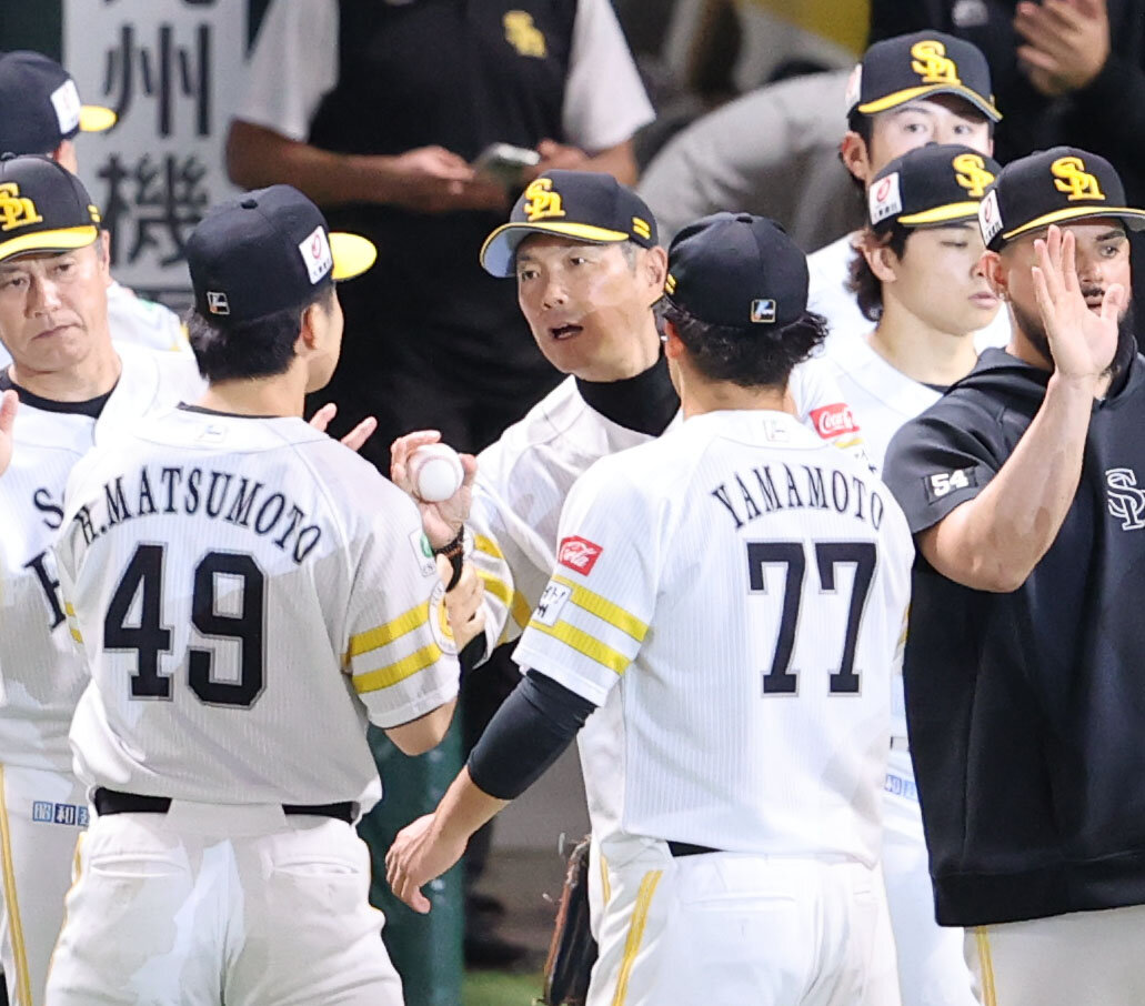 ソフトバンク対日本ハム　勝利投手の松本晴からウイニングボールを贈られるソフトバンク小久保裕紀監督（撮影・梅根麻紀）