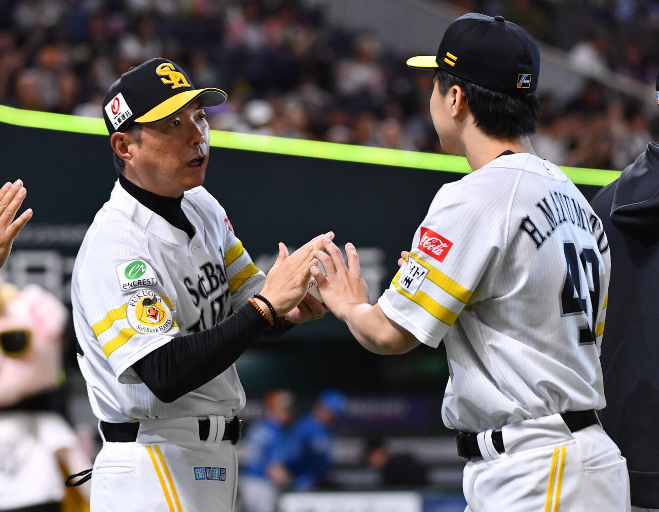 ソフトバンク日本ハム　通算200勝を挙げたソフトバンク小久保裕紀監督（左）は松本晴からウイニングボールを贈られる（撮影・岩下翔太）